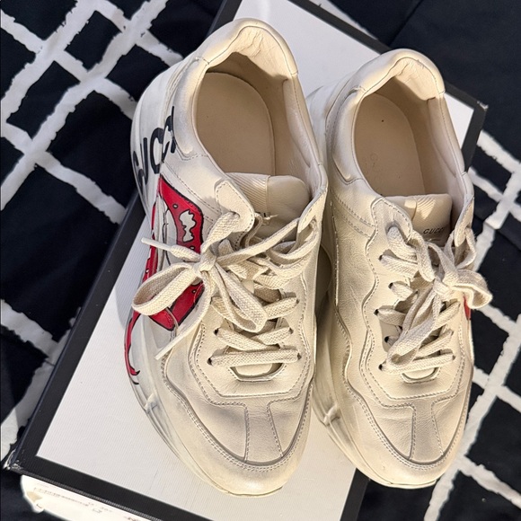 Gucci Off-White Sneakers with Red Lips Design - Picture 5 of 6